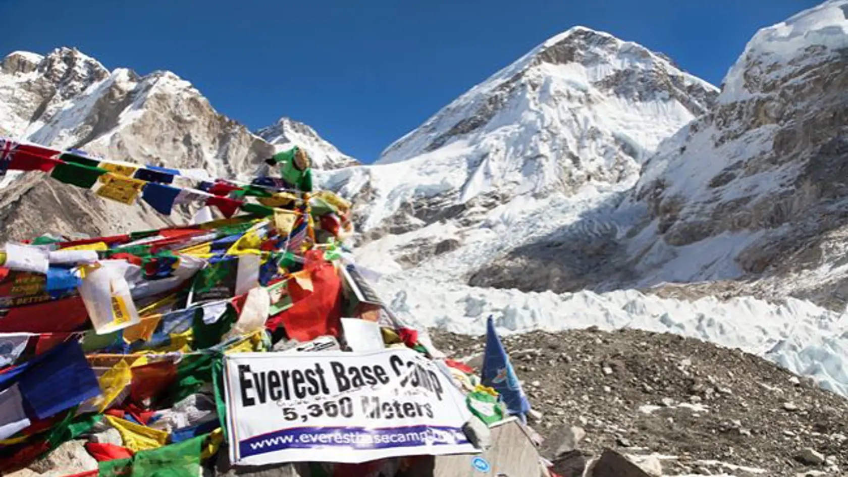 Nepálsky šerpa Kami Rita zdolal v stredu už po 23. raz Mount Everest, čím prekonal svoj vlaňajší osobný a zároveň aj svetový rekord v počte výstupov na najvyššiu horu sveta. 