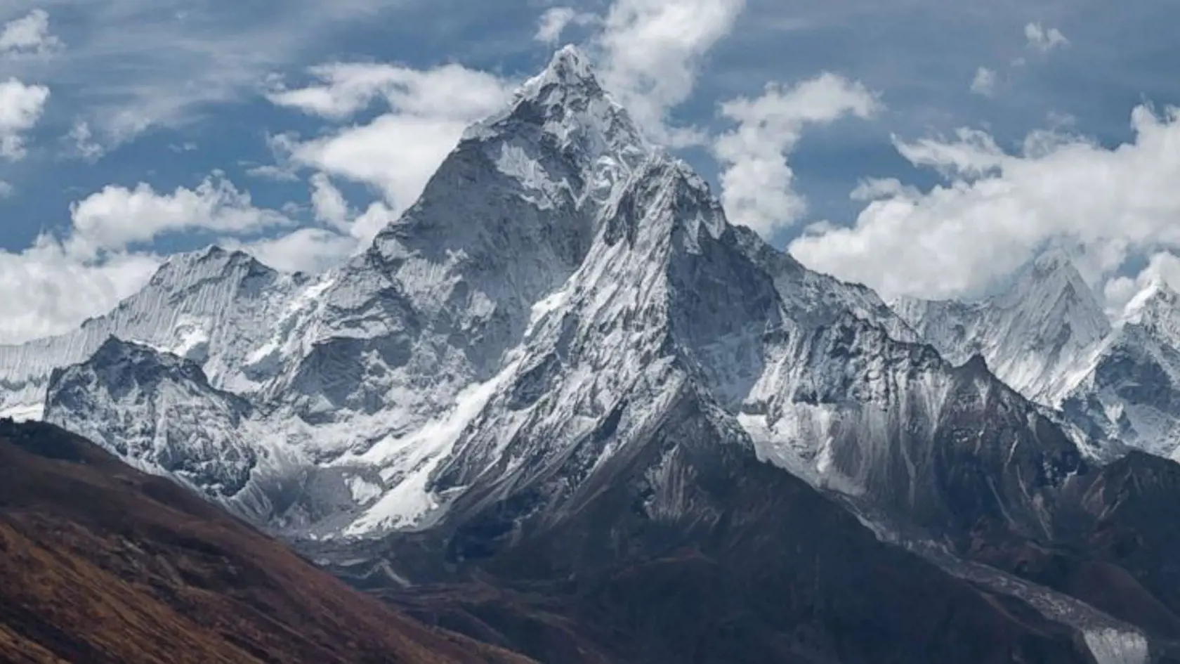 Americký horolezec Donald Lynn Cash a Indka Anjali Kulkarniová zahynuli na najvyššej hore sveta Mount Everest. Obaja mali 55 rokov, ide o tretiu a štvrtú obeť tejto sezóny na Evereste.