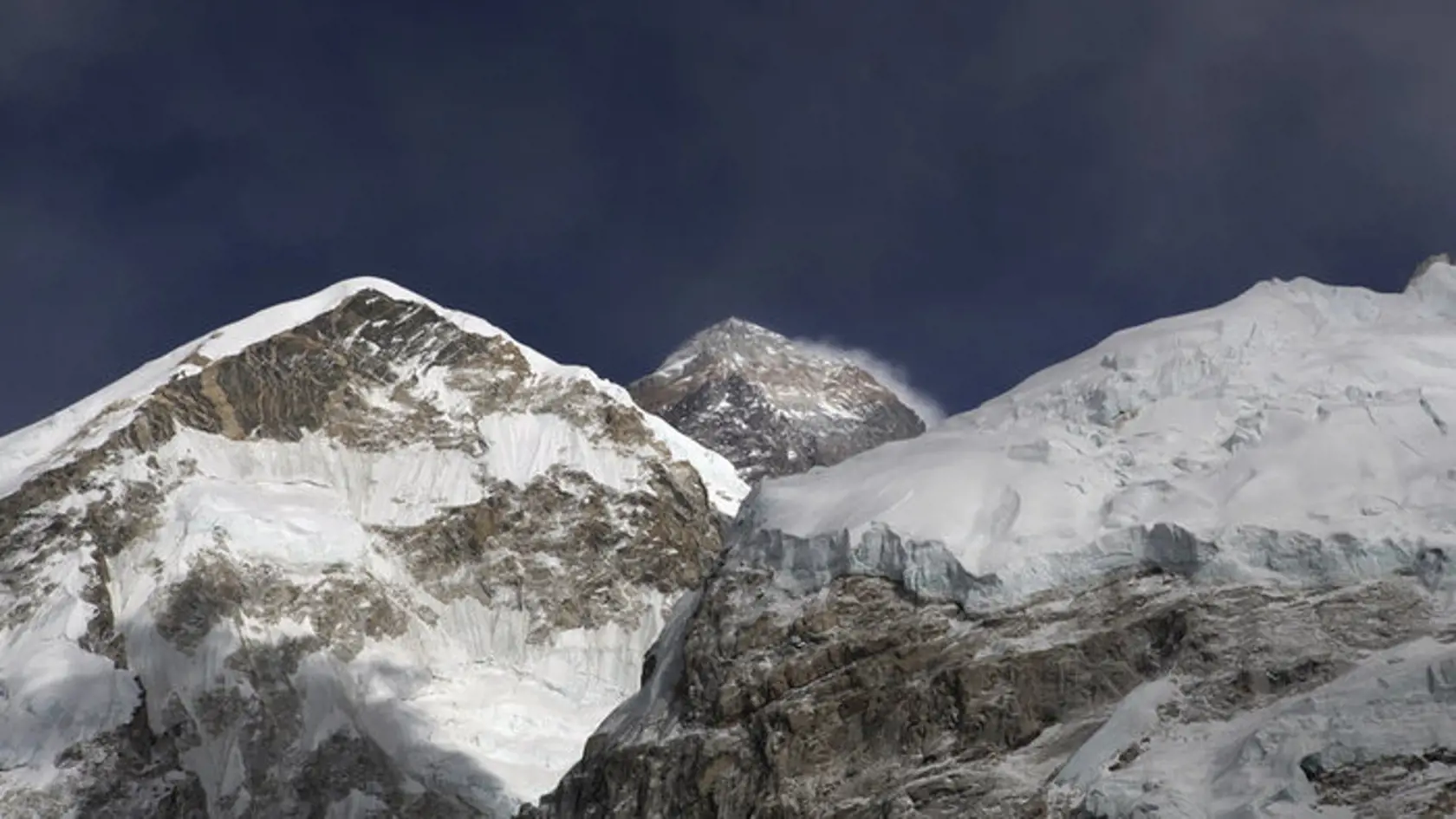 Nepálsky šerpa Kami Rita zdolal v stredu už po 23. raz Mount Everest, čím prekonal svoj vlaňajší osobný a zároveň aj svetový rekord v počte výstupov na najvyššiu horu sveta. 