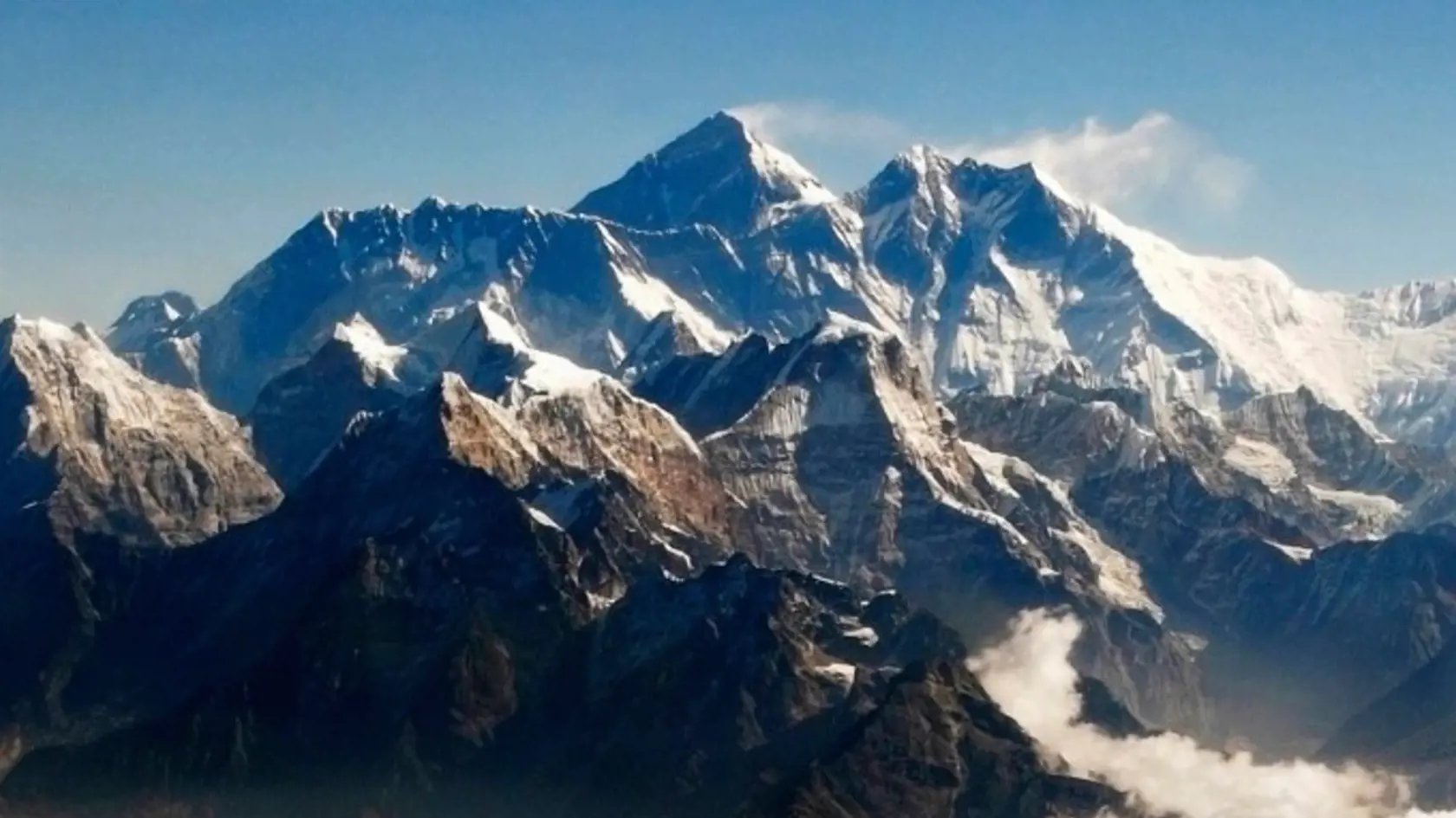 Americký horolezec Donald Lynn Cash a Indka Anjali Kulkarniová zahynuli na najvyššej hore sveta Mount Everest. Obaja mali 55 rokov, ide o tretiu a štvrtú obeť tejto sezóny na Evereste.