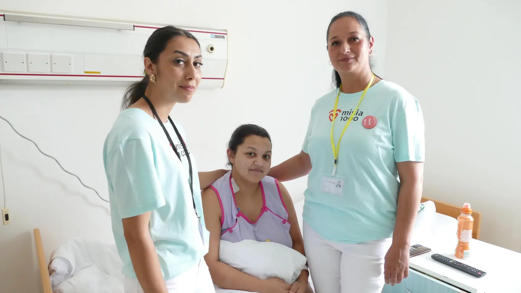 Petronela (vľavo) a Petra (vpravo) pomáhajú aj mamičke Erike.