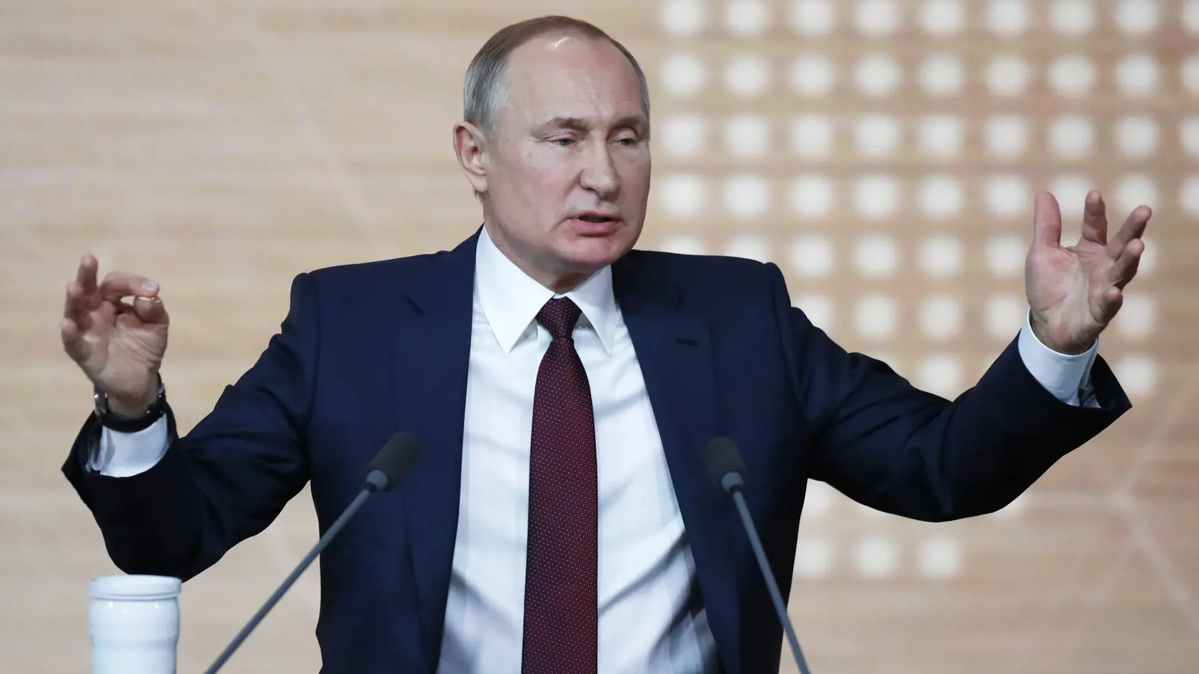 EBE 2 Moskva - Unipolárny svet už neexistuje, keďže globálny hospodársky vývoj viedol k nastoleniu multipolárneho svetového poriadku, vyhlásil vo štvrtok 19. decembra na svojej výročnej tlačovej konferencii v Moskve ruský prezident Vladimir Putin (na snímke). Po rozpade Sovietskeho zväzu panovala ilúzia, že tento (unipolárny) svet je možný a mohol by existovať dlhú dobu. Bola to však len ilúzia. Vždy som to hovoril a nedávne udalosti to potvrdzujú," povedal šéf Kremľa. Multipolárny svet je podľa