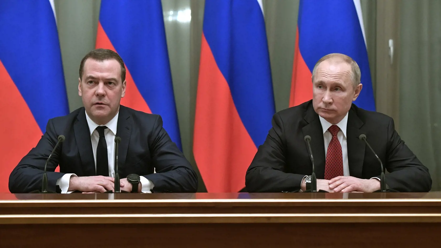 WA 32 Moskva - Ruský premiér Dmitrij Medvedev (vľavo) a ruský prezident Vladimir Putin počas zasadnutia vlády v Moskve v stredu 15. januára 2020. Medvedev predložil v stredu svoju rezignáciu prezidentovi Putinovi. FOTO TASR/AP

Russian President Vladimir Putin, right, and Russian Prime Minister Dmitry Medvedev attend a cabinet meeting in Moscow, Russia, Wednesday, Jan. 15, 2020. The Tass news agency reports Wednesday that Russian Prime Minister Dmitry Medvedev submitted his resignation to Presid
