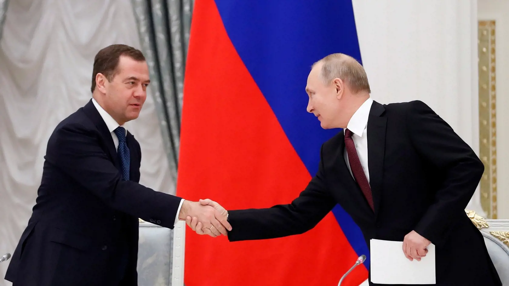 WA 49 Moskva - Ruský prezident Vladimir Putin (vpravo) a ruský premiér Dmitrij Medvedev si podávajú ruky pre zasadnutím prezidentskej rady pre strategický rozvoj a národné projekty v Moskve 25. decembra 2019. FOTO TASR/AP

Russian President Vladimir Putin, right, shakes hands with Russian Prime Minister Dmitry Medvedev prior to a meeting of the Presidential Council for Strategic Development and National Projects in the Kremlin in Moscow, Russia, Wednesday, Dec. 25, 2019. (Alexei Nikolsky, Sputni