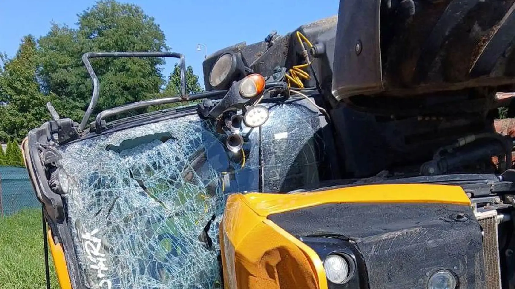 Traktor vo Veľkých Uherciach zdemoloval časť neobývaného rodinného domu.