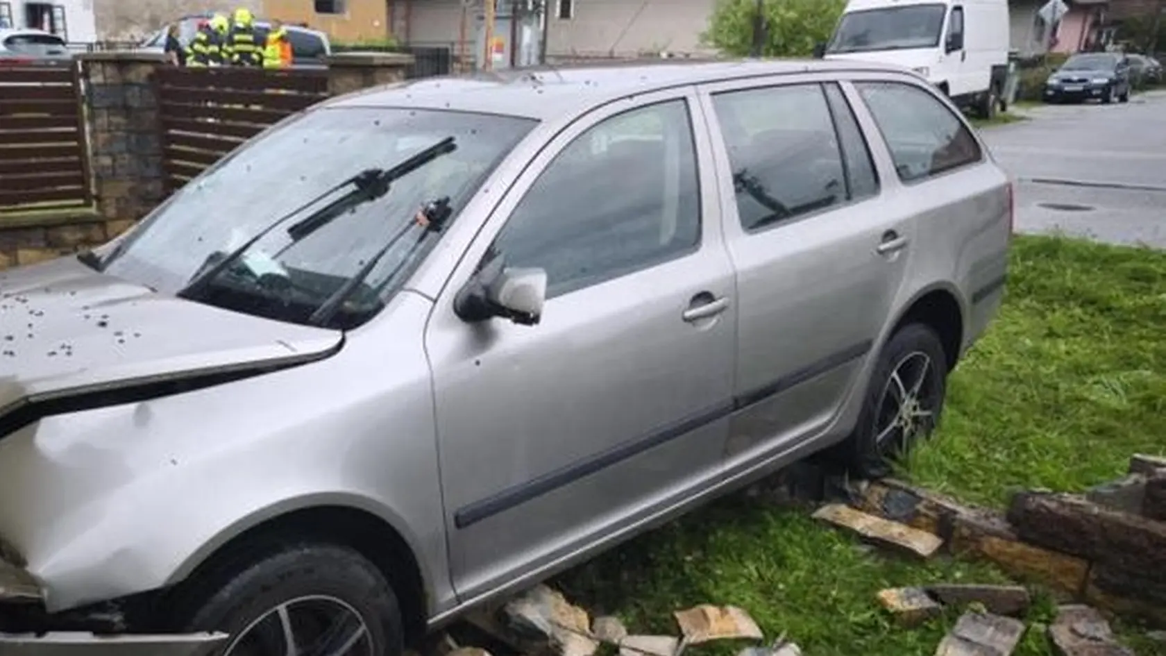 Náraz do oplotenia domu v obci Háj neprežil vodič osobného auta