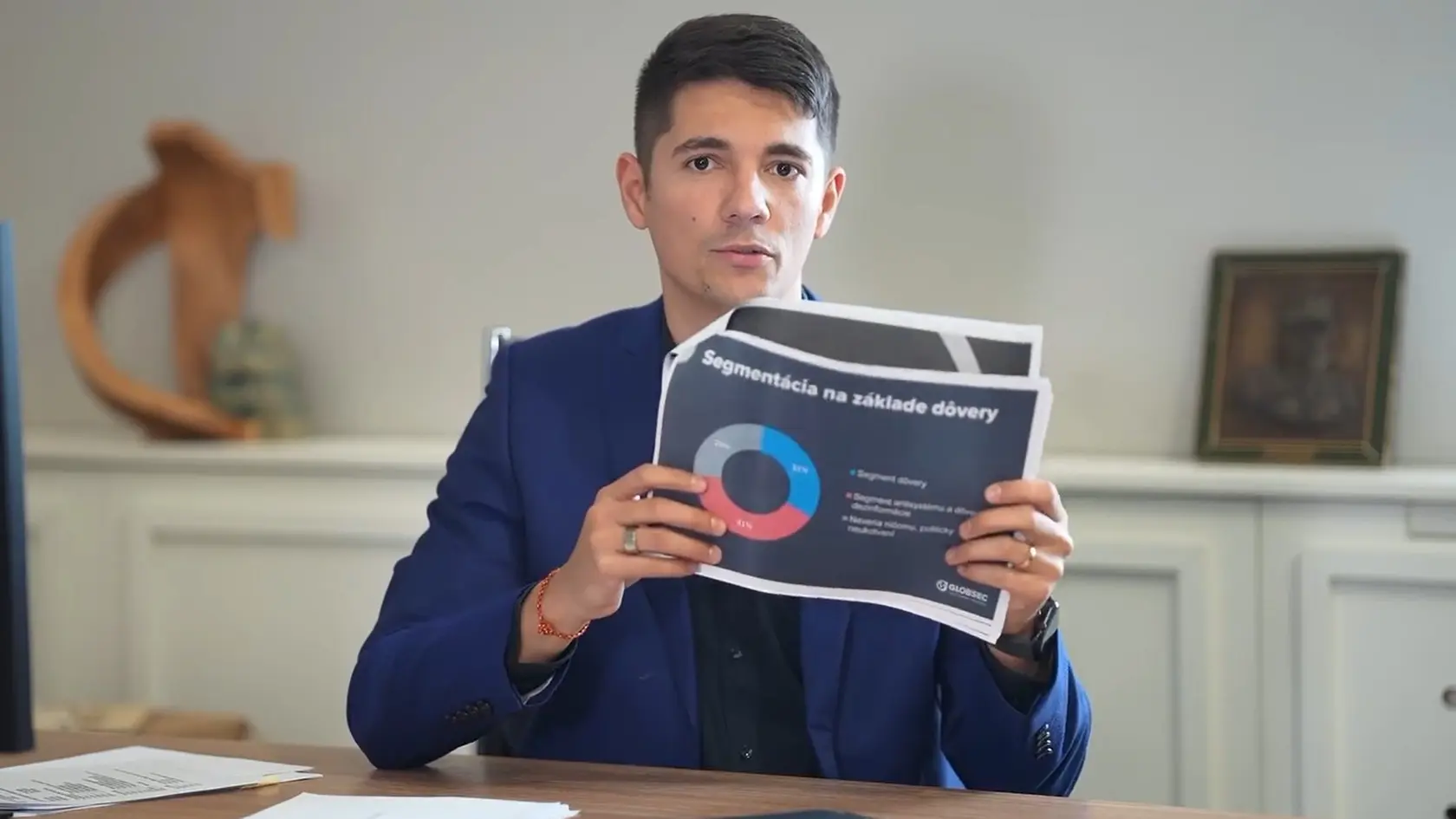 Europslanec a podpredseda Smeru Erik Kaliňák na snímke z videa, v ktorom vysvetľuje aj to, ako pôsobili mimovládne organizácie pri mobilizácii voličov pred predčasnými parlamentnými voľba v roku 2023 na Slovensku. 