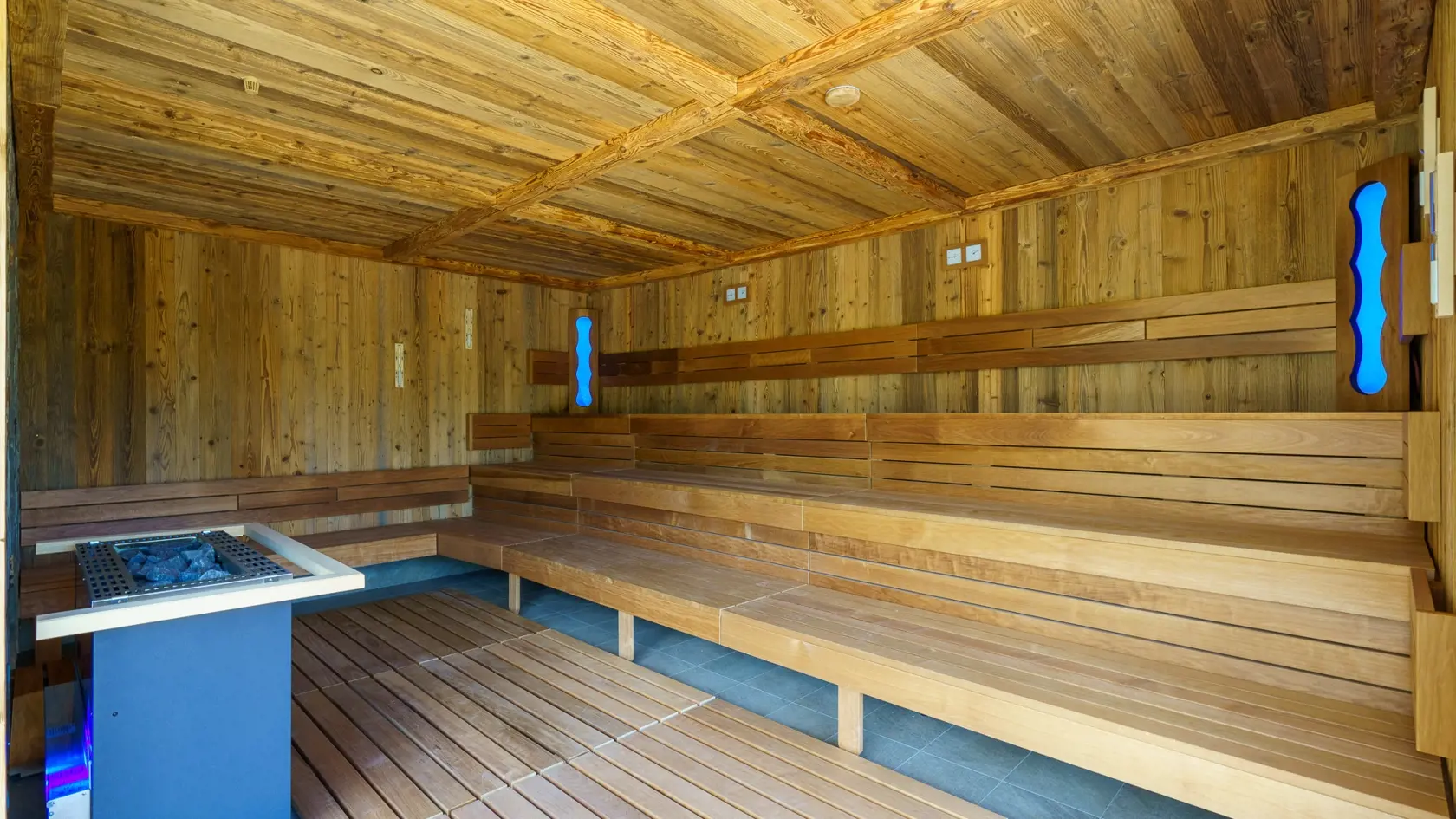 "Ceremoniálna fínka sauna je postavená z dosák rustikálneho dreva z viac ako storočnej stodoly zo Svidníka, čo poskytuje očarujúcu vôňu," opisuje marketingová manažérka hotela Lucia Blašková.