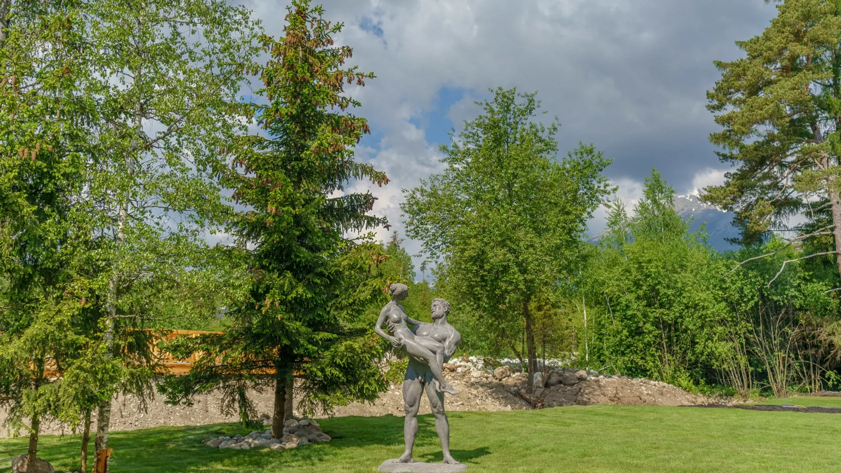 Záhradu hotela zdobí monument muža, ktorý drží na rukách svoju milú. Symbolizuje, že v hoteli vás budú nosiť na rukách?