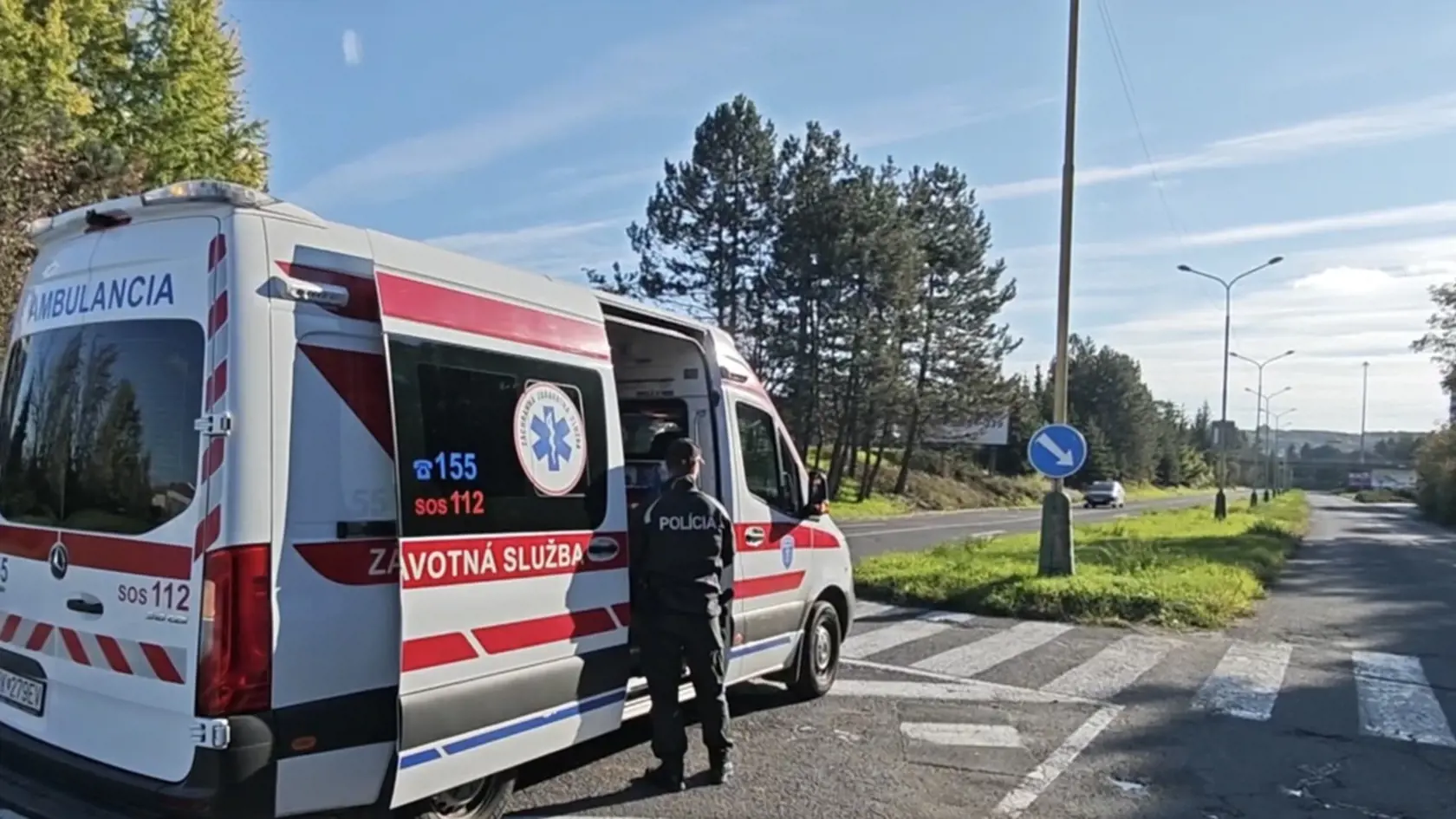 Privolaná záchranka previezla Jána do lučeneckej nemocnice.