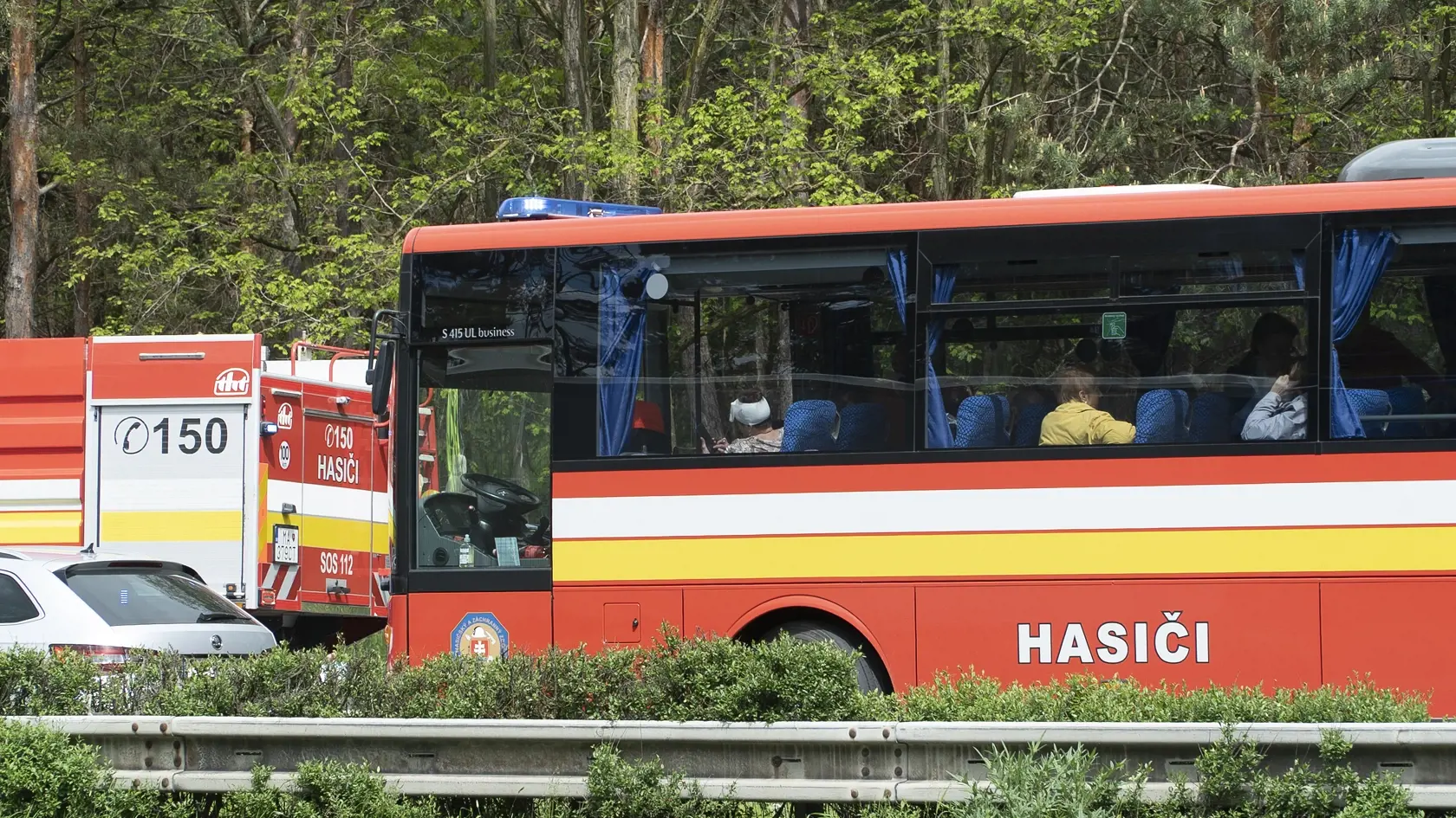 Dopravná nehoda, ktorá sa v pondelok predpoludním stala na diaľnici D2 v smere do Kútov, si vyžiadala jednu obeť, 59 osôb utrpelo zranenia rôzneho rozsahu.