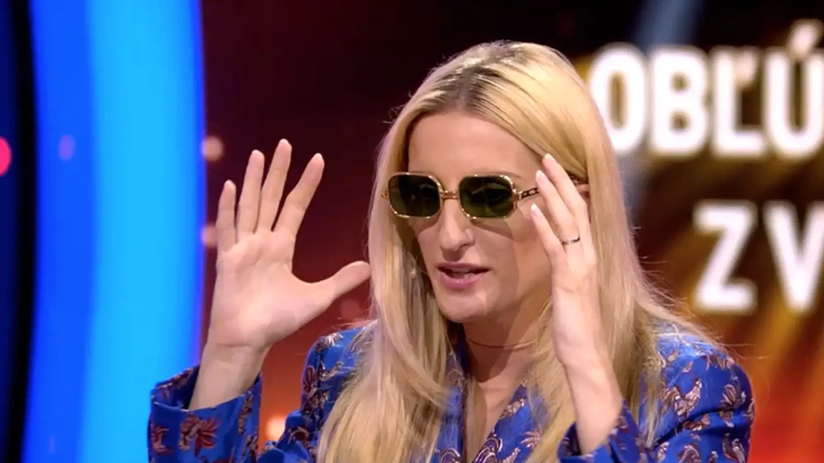 Šéf Warholovho múzea dal Adele vyskúšať Andyho okuliare.