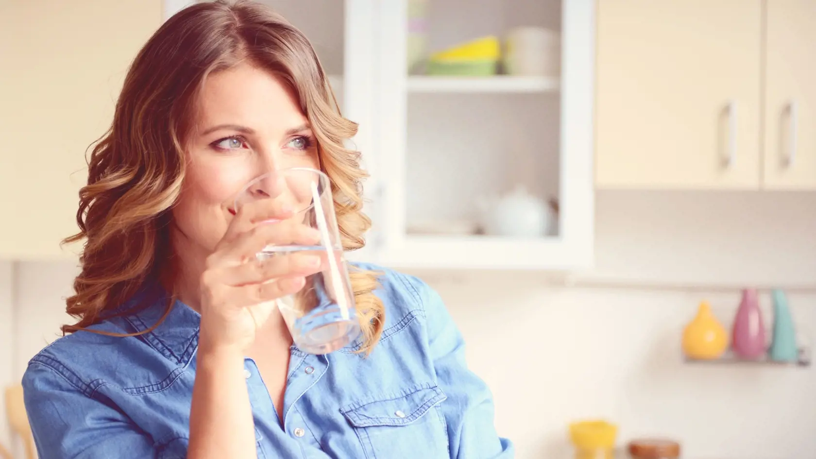 Kolagén je spájacie tkanivo a je najzastúpenejším stavebným proteínom nášho tela (viac ako 30 %).
Účinky kolagénu sú naozaj široké. Vplýva na vlasy, nechty, svaly, kosti, chrupavky, pečeň, srdce či pľúca.