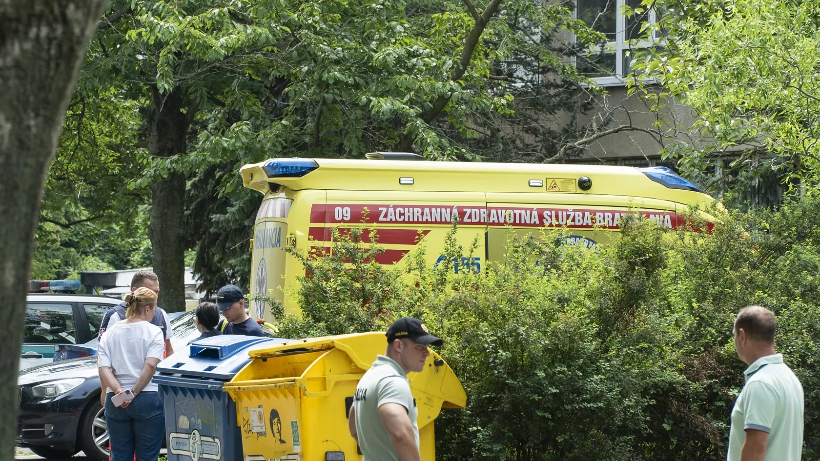 Na bratislavskej škole na Skalickej ulici došlo k sobotu (1.7.) k tragickému incidentu. V priestoroch vzdelávacieho zariadenia vypukol požiar. Privolaní hasiči po jeho uhasení našli na mieste telo muža bez známok života.