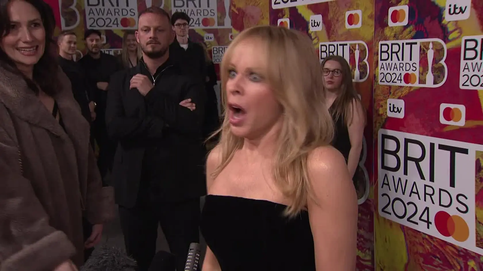 Kylie Minogue (56), známa ako "popová princezná", je ikonou svetovej popovej scény, ktorá si v priebehu desaťročí získala srdcia miliónov fanúšikov. Hoci sa načas z verejného vystupovania vytratila, dnes je opäť v kurze a veru vyzerá skutočne fantasticky.