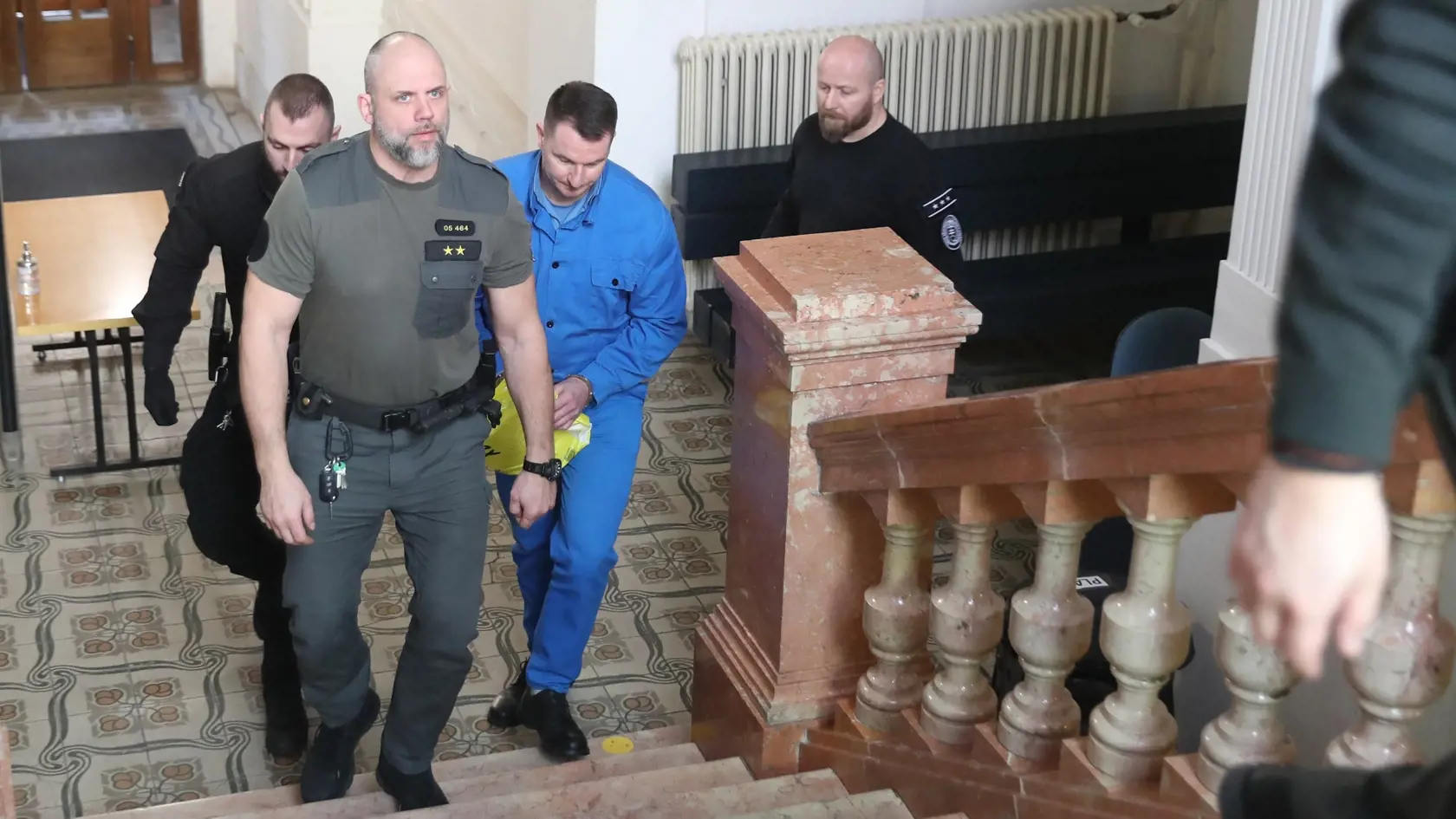 Na novinárske otázky neodpovedal. Spolu s ním sú obžalovaní aj dvaja bývalí policajti.