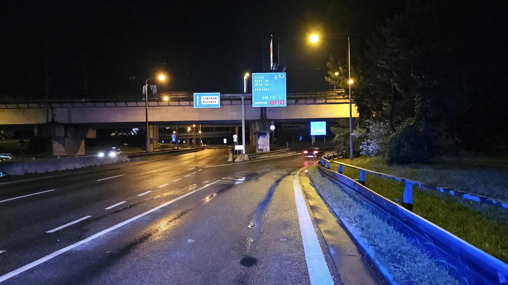 Po intenzívnych búrkach v noci zaplavilo niektoré časti Bratislavy.