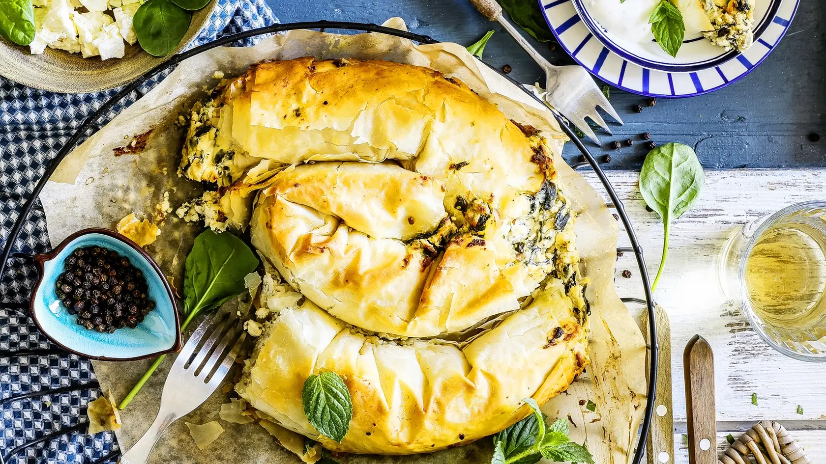 Balkánsky burek naplnený špenátom a syrom fta.