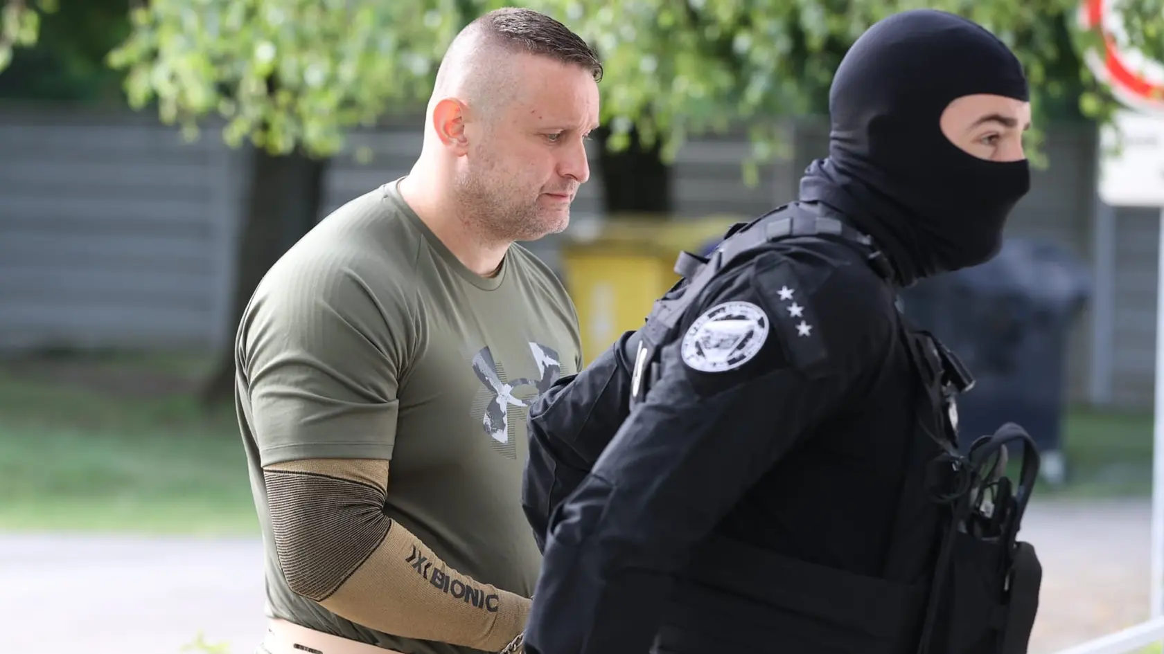 Juraja Onderčáka alias Piťa privádzajú na Špecializovaný trestný súd v Pezinku.