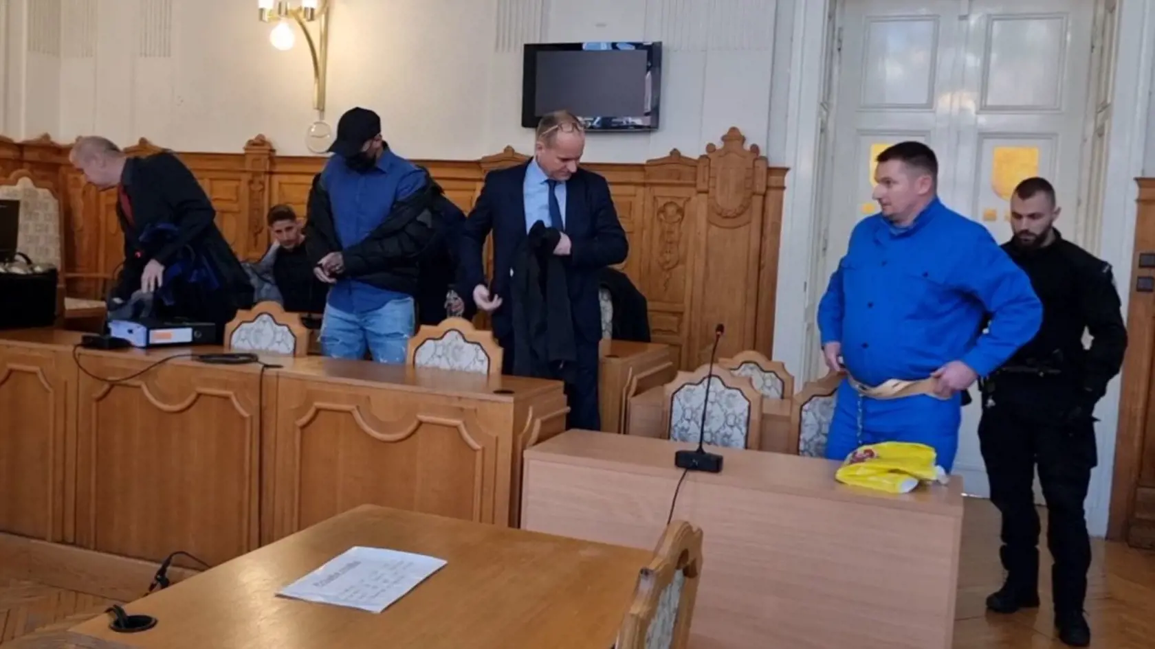 Mali zahrať divadlo pre brata majetného Senčana. Podľa portálu aktuality.sk ho vraj vylákali na schôdzku k jazeru Guláška pod zámienkou predaja drog. Došiel aj s priateľkou. Členovia zločineckého gangu sa zahrali na policajnú hliadku s majákom. Následne dvojicu uniesli a od jeho brata si pýtali výkupné vo výške dvoch miliónov korún.