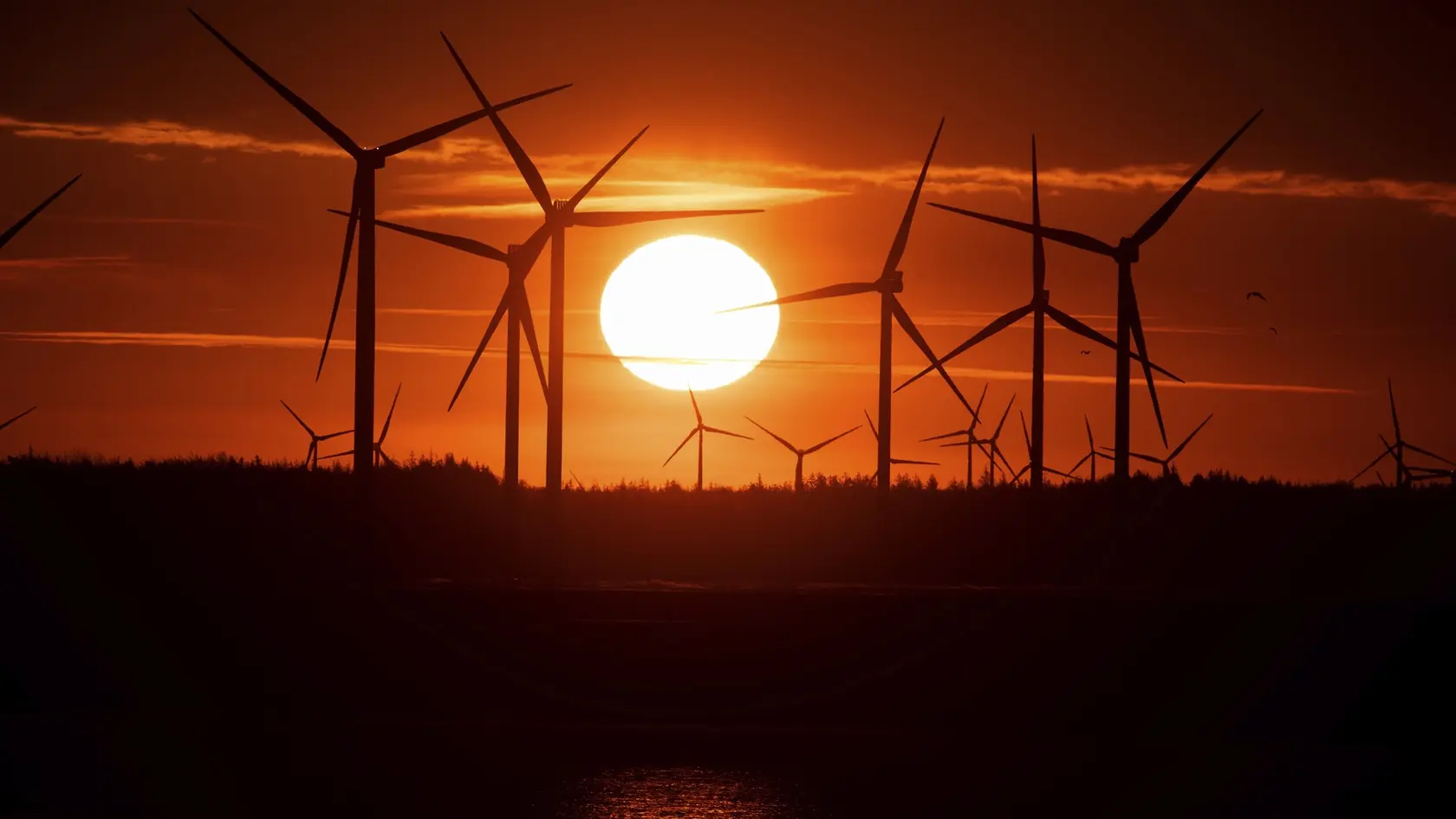 EBE 47 Bordelum - Veterné turbíny  veternej elektrárne v Sönke-Nissen-Koog pri Severnom mori v nemeckom Bordelume pri východe slnka v utorok 9. marca 2021. FOTO TASR/AP 

Wind turbines stand in a wind farm in the Soenke-Nissen-Koog at the North Sea in Bordelum in the sunrise Tuesday, March 9, 2021. (Christian Charisius/dpa via AP)
