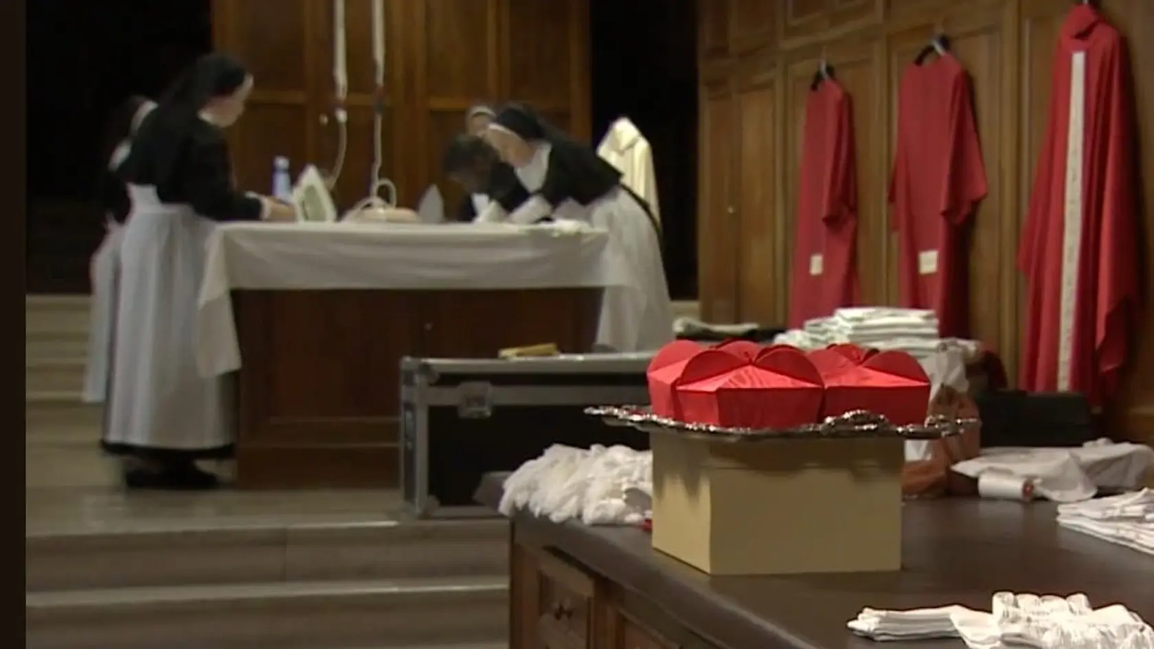 Príprava liturgie pre pápeža. 