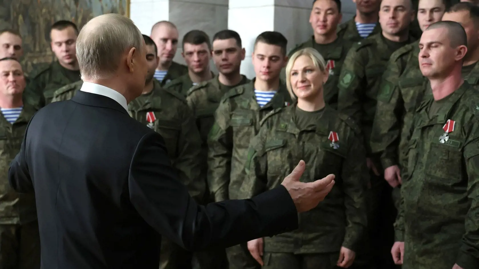Ruský prezident Vladimir Putin (70) sa poriadne strápnil. Počas novoročného prejavu sa totiž prezentoval ako veľký vodca armády po boku svojich vojakov. Nakoniec však vysvitlo, že jeho bojovníci sa na vojakov len hrajú.