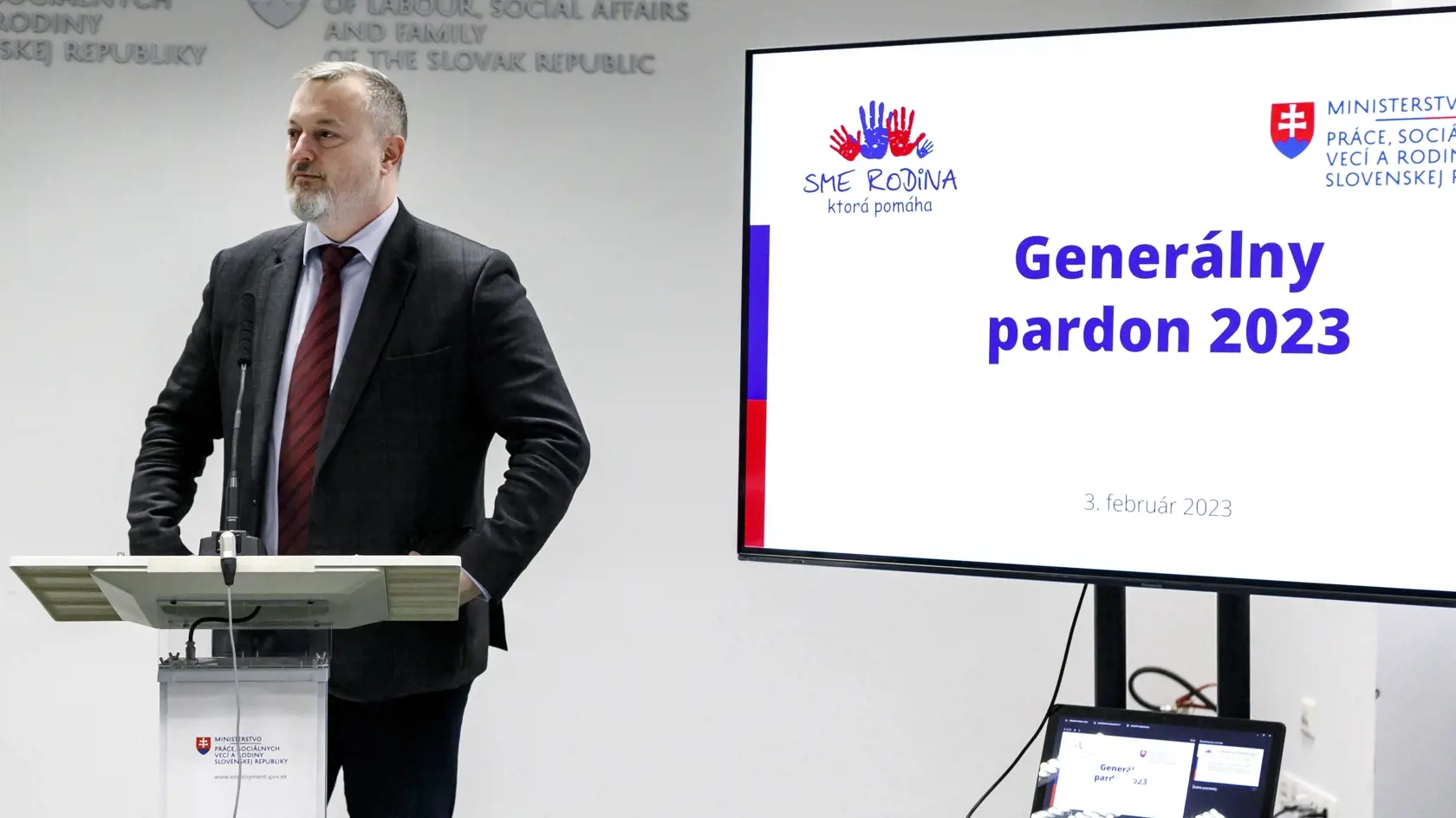 Na snímke dočasne poverený minister práce, sociálnych vecí a rodiny SR Milan Krajniak (Sme rodina) počas tlačovej konferencie na tému zmeny pre dlžníkov Sociálnej poisťovne vo forme generálneho pardonu v Bratislave 3. februára 2023. FOTO TASR - Dano Veselský