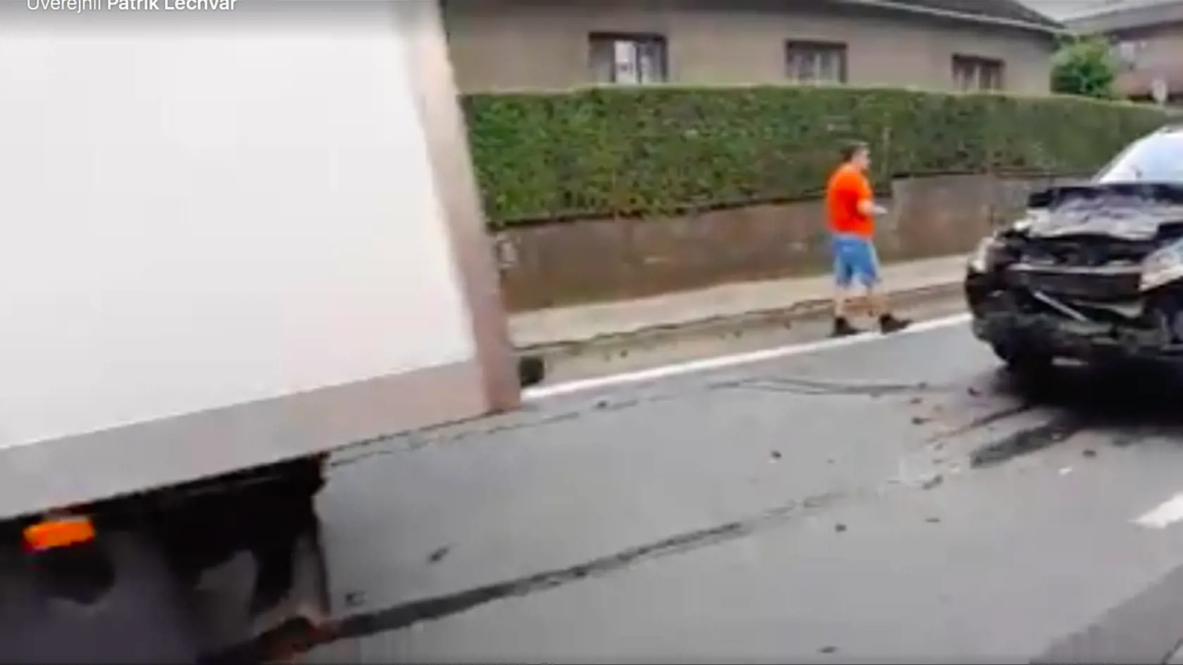 Krajský riaditeľ prednou časťou služobného auta nabúral do nákladného vozidla.