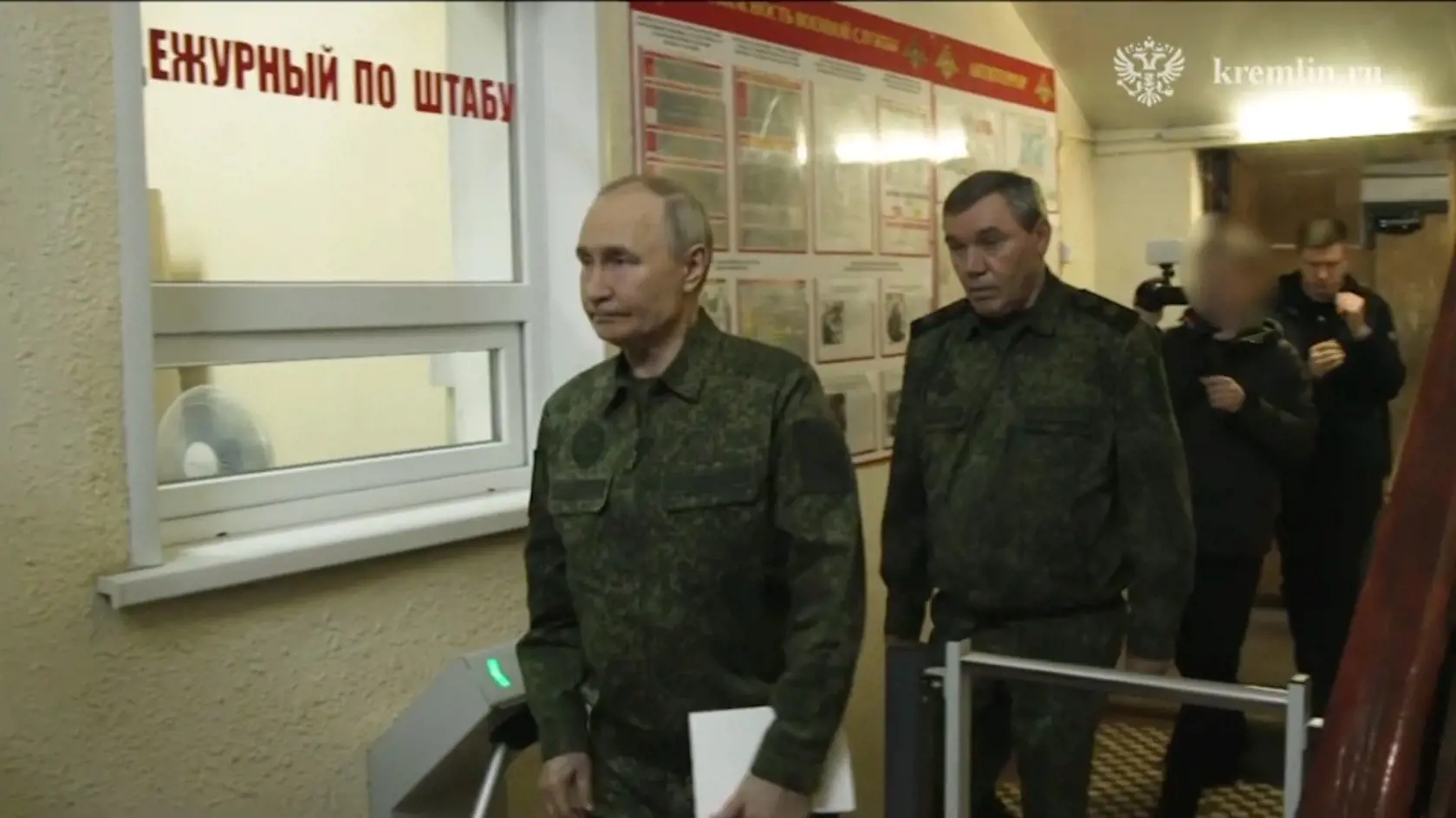 Putin je na záberoch v maskáčovom oblečení a rozpráva sa s náčelníkom generálneho štábu Valerijom Gerasimovom. Návštevu v Kurskej oblasti potvrdil pre ruské tlačové agentúry aj hovorca Kremľa Dmitrij Peskov.