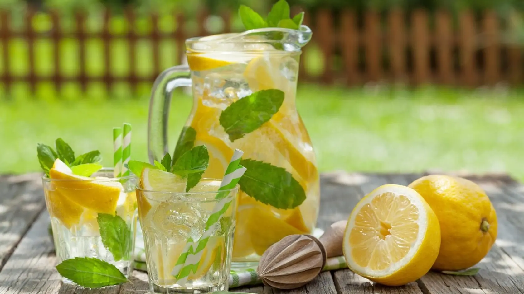 Domáce limonády si pripravíte z rôznych druhov ovocia a byliniek, a to aj bez pridaného cukru.