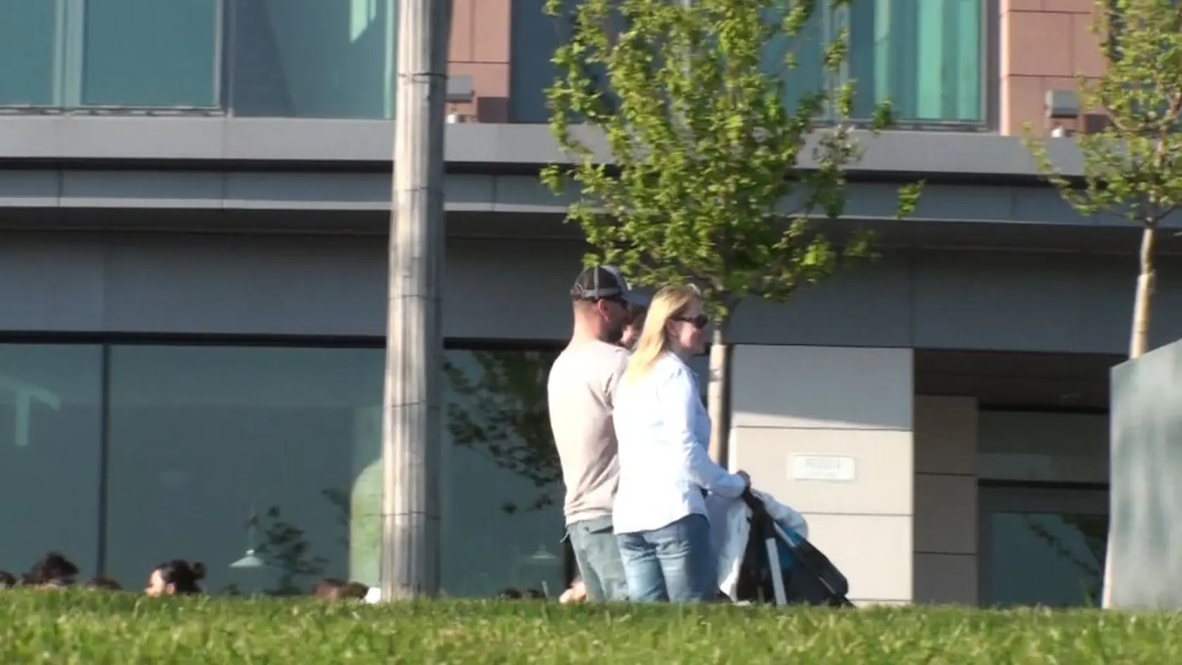 Monika Hilmerová a Jaro Bekr na prechádzke s dcérkou Zarou.