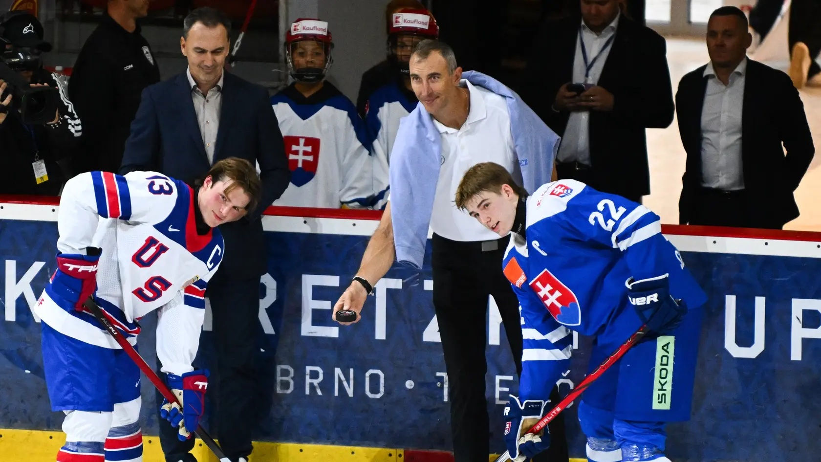 Na snímke zľava kapitán Luke Puchner (USA), prezident Slovenského zväzu ľadového hokeja (SZĽH) Miroslav Šatan, bývalý hokejista a člen Siene slávy Medzinárodnej hokejovej federácie Zdeno Chára a kapitán Adam Goljer (Slovensko).