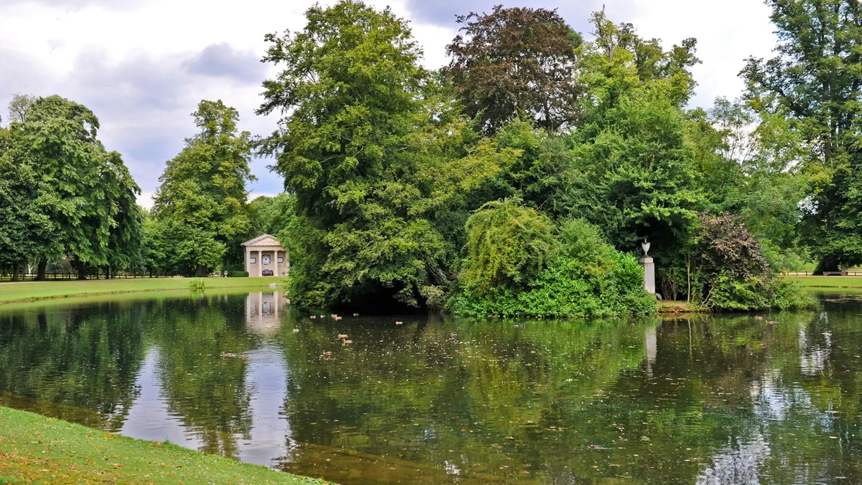 Althorp House, kde je pochovaná princezná Diana.