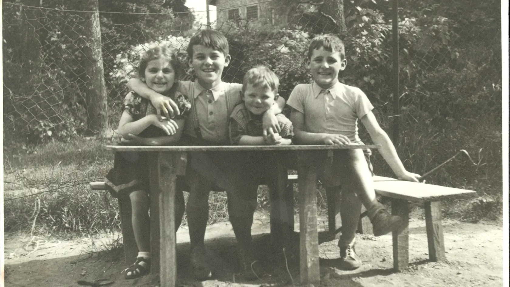 František Mikloško so súrodencami. Helena (vtedy 7 rokov), Jozef (vtedy 12 rokov), František (vtedy 4 roky), Marián (vtedy 11 rokov).  (1951).