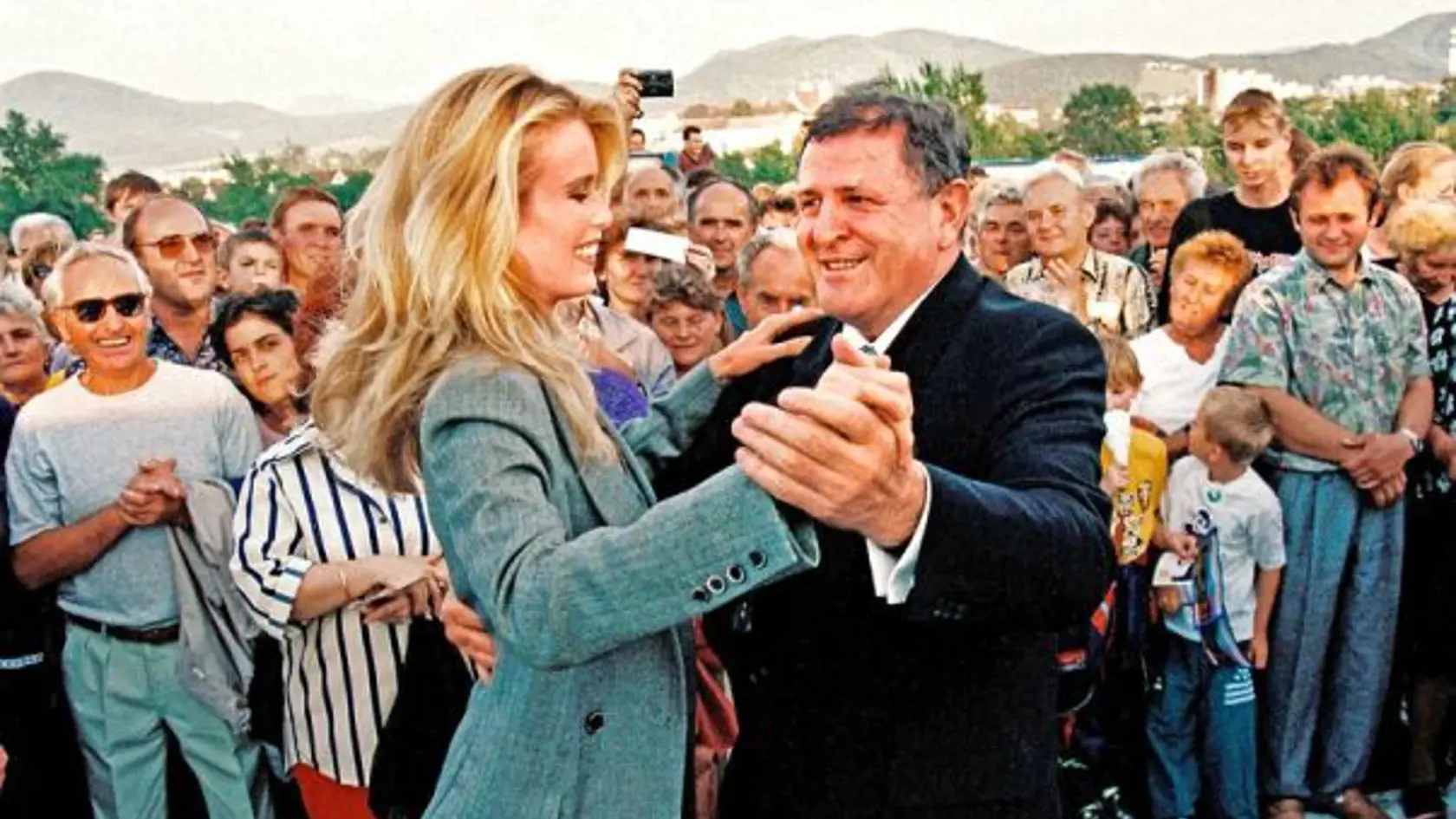 Za v prepočte 3,6 milióna korún (vtedy stotisíc dolárov) topmodelka prišla Claudia Schiffer v roku 1998 na Slovensko akože otvoriť diaľničný úsek Horná Streda - Nové Mesto nad Váhom - Chocholná.