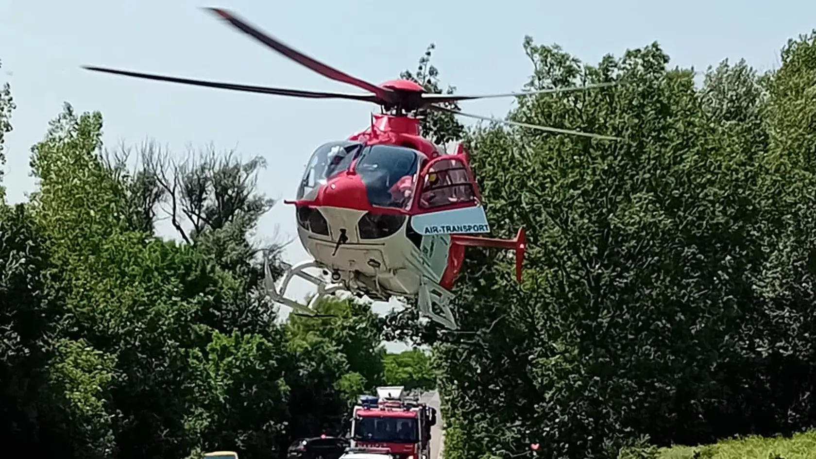 Policajná naháňačka za Nitrou sa skončila tragédiou. Muži zákona sa pokúšali zastaviť unikajúce auto. To sa však otočilo do protismeru a narazilo do protiidúceho auta, v ktorom sa viezol manželský pár.