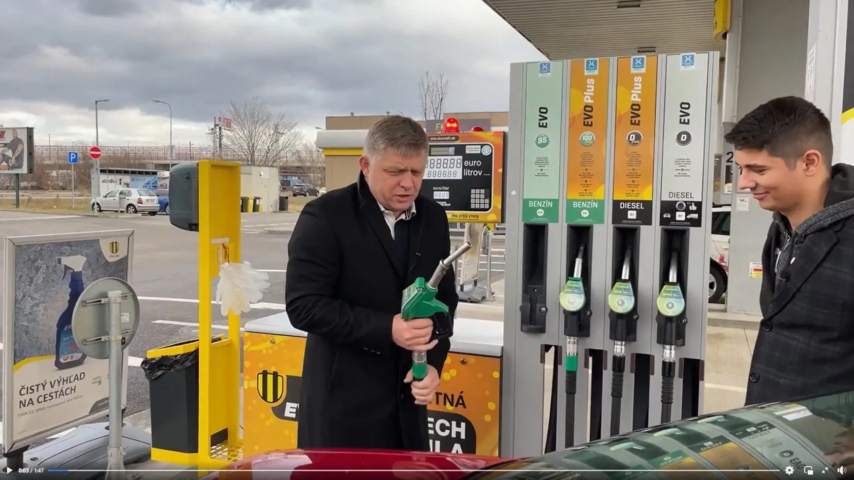 Robert Fico a Erik Kaliňák šli natankovať, aby poukázali na vysoké ceny pohonných cien u nás oproti Poľsku, ktoré znížilo DPH na motorové palivá.