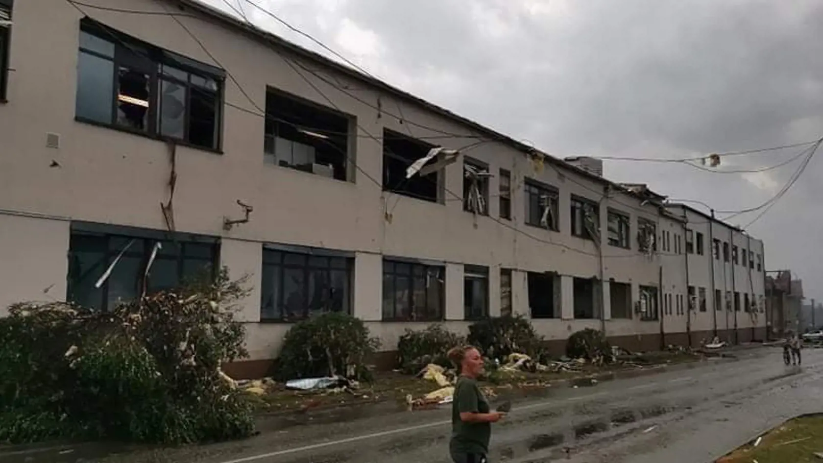 Vo štvrtok večer začali hasičom výrazne pribúdať výjazdy v Juhomoravskom kraji, predovšetkým na Břeclavsku. Po dvadsiatej hodine evidovali už 250 udalostí, ako napríklad odtrhnuté strechy či spadnuté stromy.