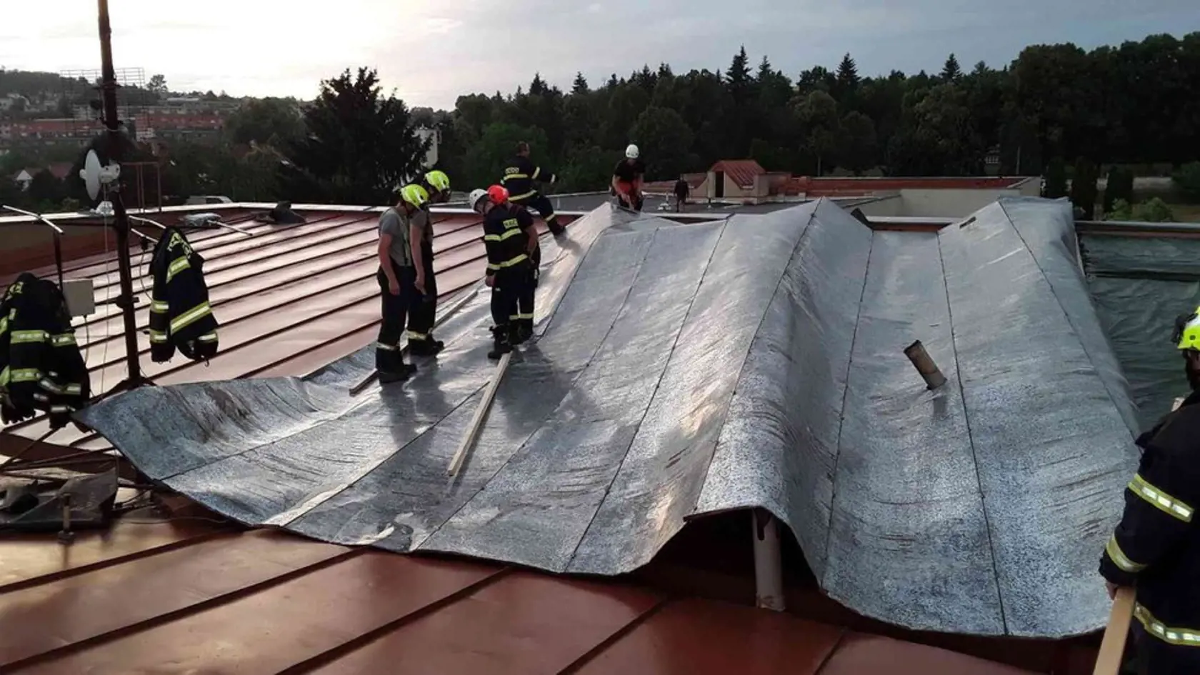 Iba pár kilometrov od slovenských hraníc sa sformovalo tornádo. V českom okrese Hodonín spôsobilo obrovské materiálne škody.