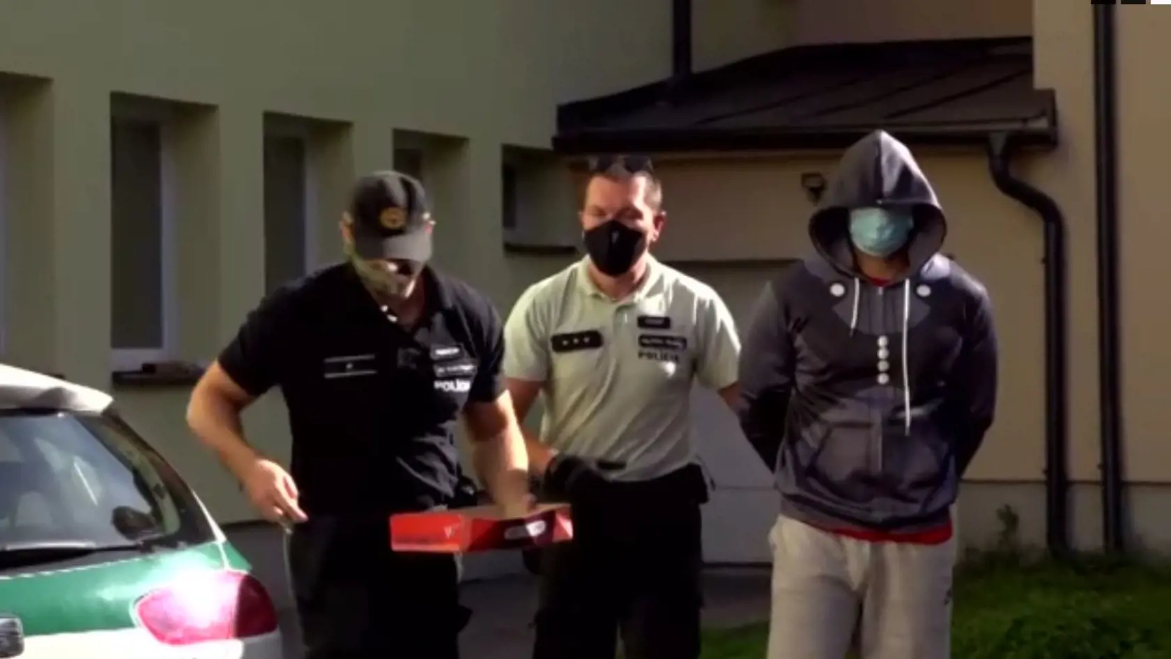 Muža eskortovala polícia pred sudcu s putami na rukách. (archívne foto)