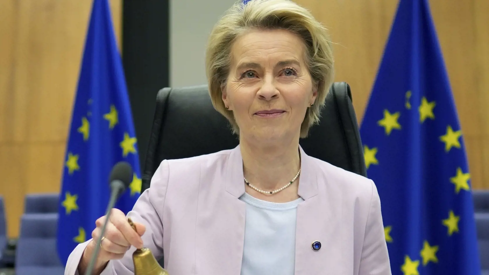 "Budeme pokračovať v riešení humanitárnych potrieb v Sýrii, ako aj v hostiteľských komunitách naprieč Jordánskom, Libanonom, Irakom a Tureckom," napísala Leyenová v príspevku na sieti X a dodala, že EÚ bude podporovať obnovu Sýrie.