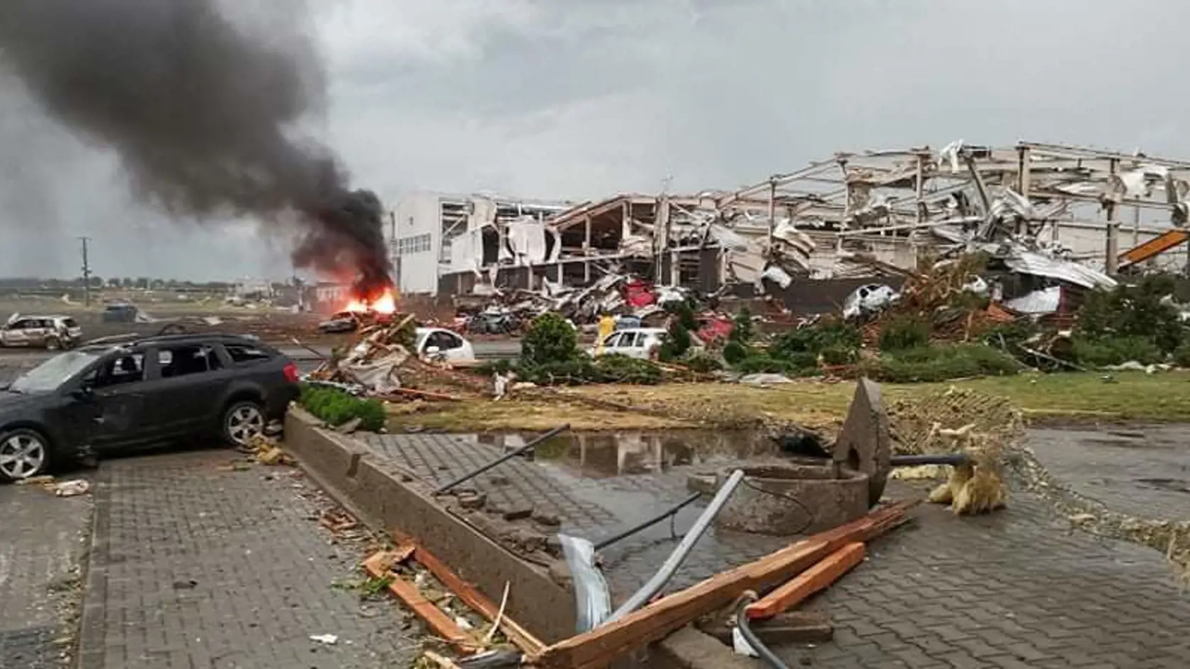 Iba pár kilometrov od slovenských hraníc sa sformovalo silné tornádo. V českom okrese Hodonín spôsobilo obrovské materiálne škody. Následky búrok zablokovali aj diaľnicu D2 a krúpy zničili zámok Valtice.