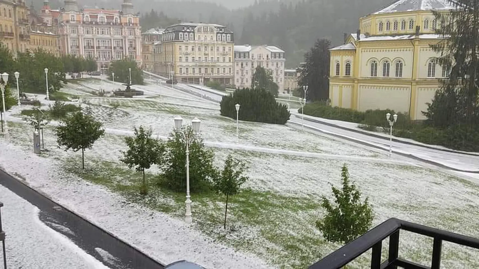 Česko zasiahli intenzívne búrky sprevádzané krupobitím a prívalovými dažďami.