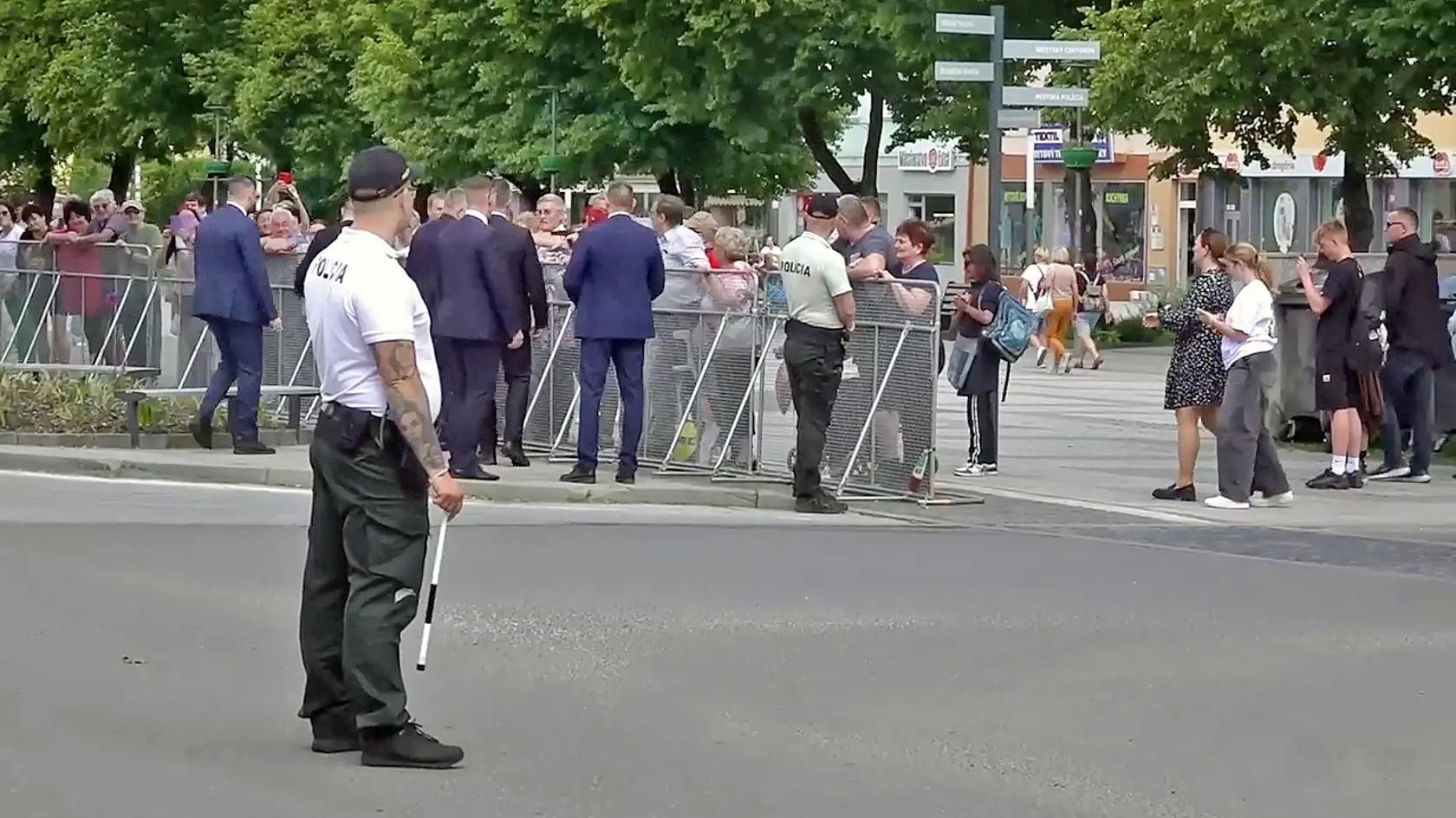 Keď sa premiér v Handlovej zdravil s fanúšikmi, atentátnik začal strieľať. 