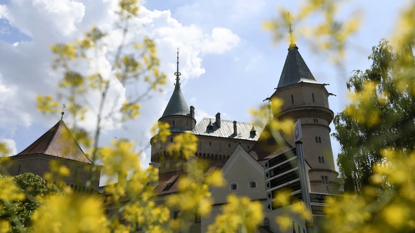 Nakrúcanie vianočnej rozprávky sa začalo 14. júla pri Vodnom kolovom Mlyne Tomášikovo. Filmári si okrem už spomínaného Bojnického zámku vybrali na nakrúcanie aj Hrad Červený Kameň či Zámok v Smoleniciach.