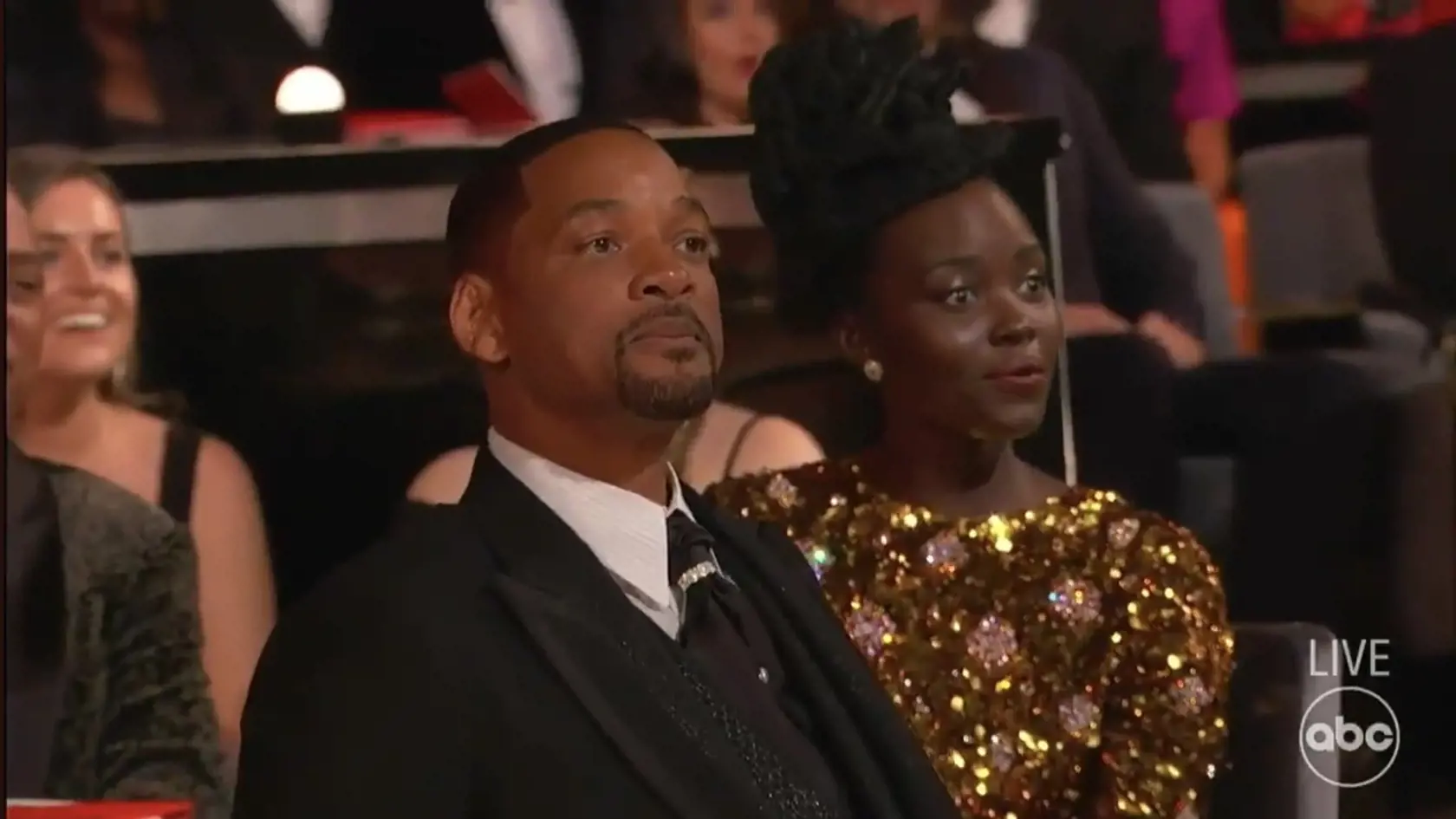 Nahnevaný Will Smith potom po Chrisovi Rockovi pokrikoval, aby si nebral do úst jeho manželku.