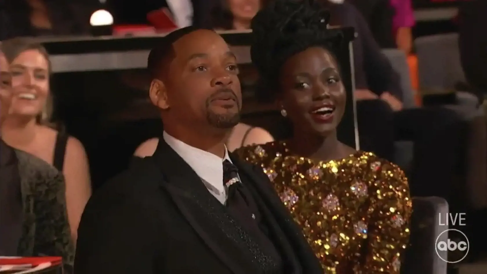 Nahnevaný Will Smith potom po Chrisovi Rockovi pokrikoval, aby si nebral do úst jeho manželku.