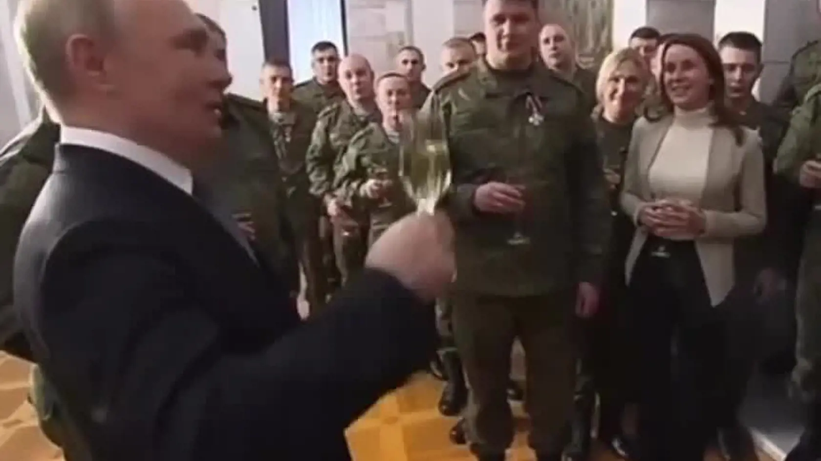 Ruský prezident Vladimir Putin (70) sa poriadne strápnil. Počas novoročného prejavu sa totiž prezentoval ako veľký vodca armády po boku svojich vojakov. Nakoniec však vysvitlo, že jeho bojovníci sa na vojakov len doslova hrajú.