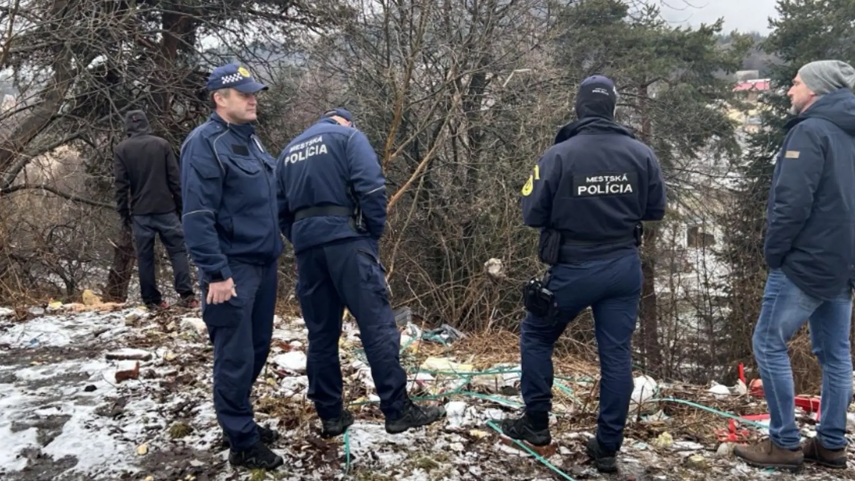 Obyvateľov nestrašia ani návštevy a kontroly príslušníkov Mestskej polície v kolónii.